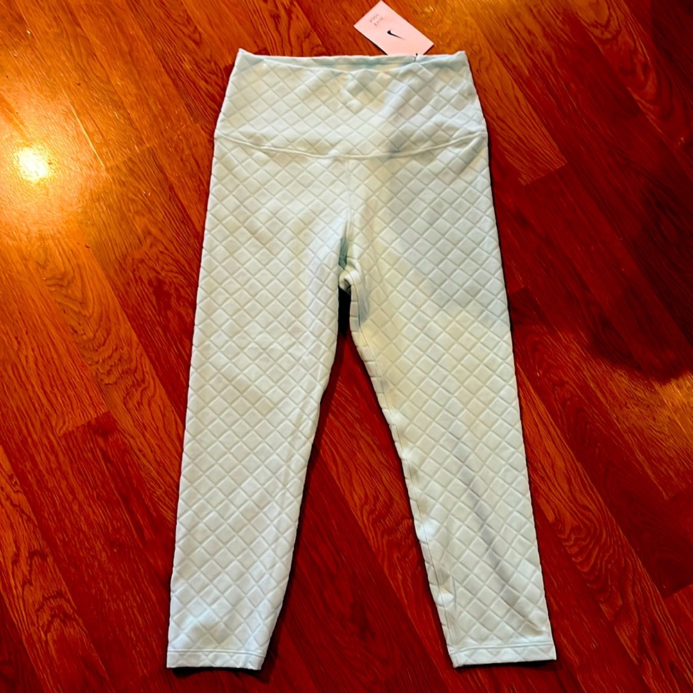 NIKE YOGA CAPRI LEGGINGS